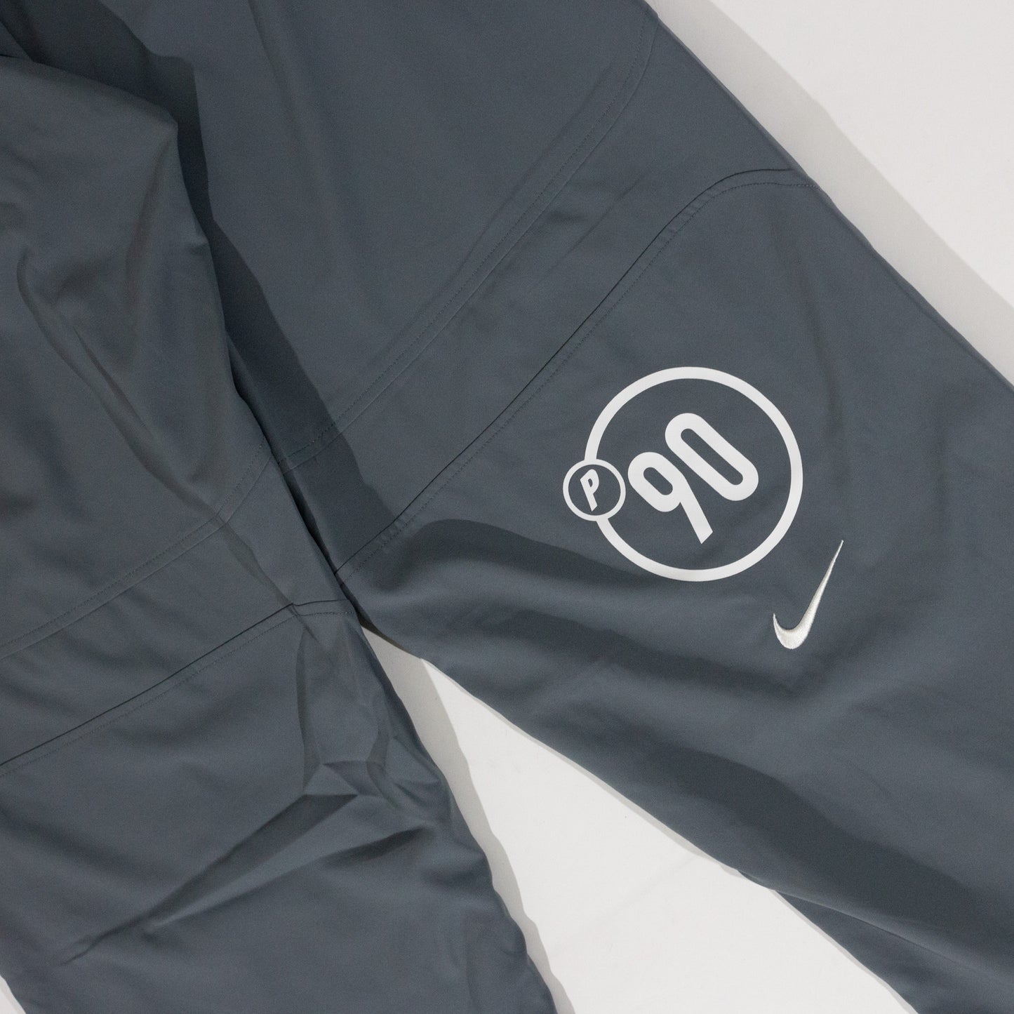 Conjunto Palace Skateboards x Nike - Total 90 ‘P90’ cinza