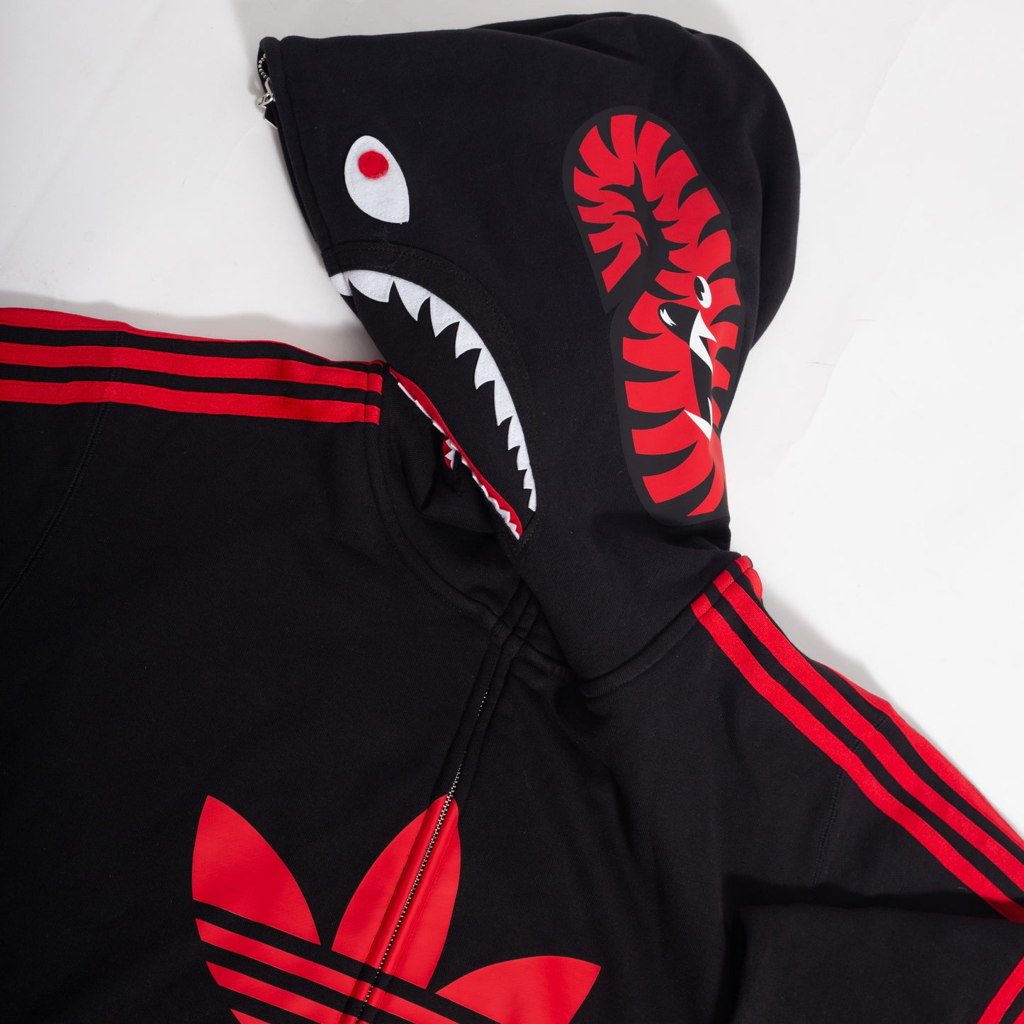 Jaqueta BAPE x Adidas Shark
