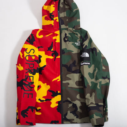 Jaqueta Corta Vento Supreme x The North Face Camo