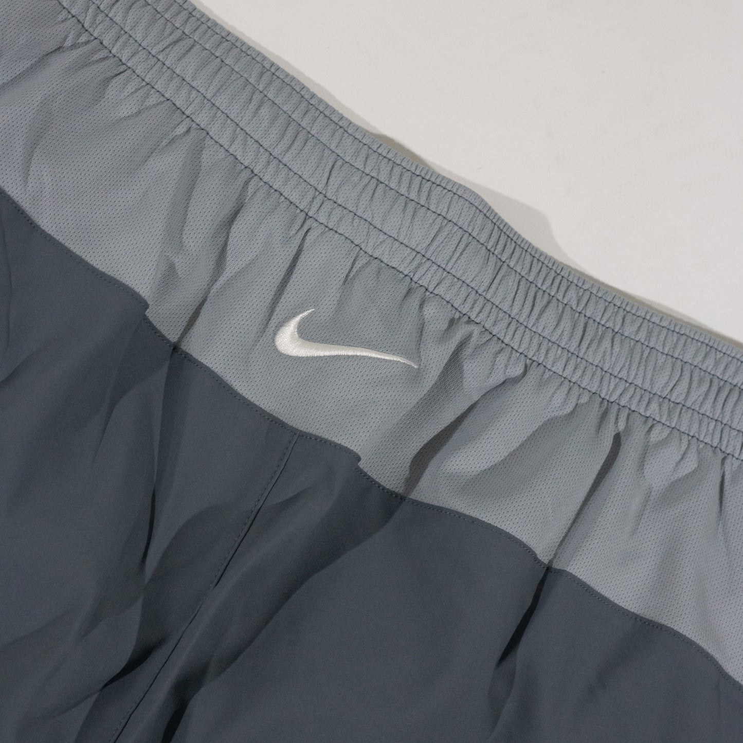 Bermuda Palace Skateboards x Nike - Total 90 ‘P90’ cinza