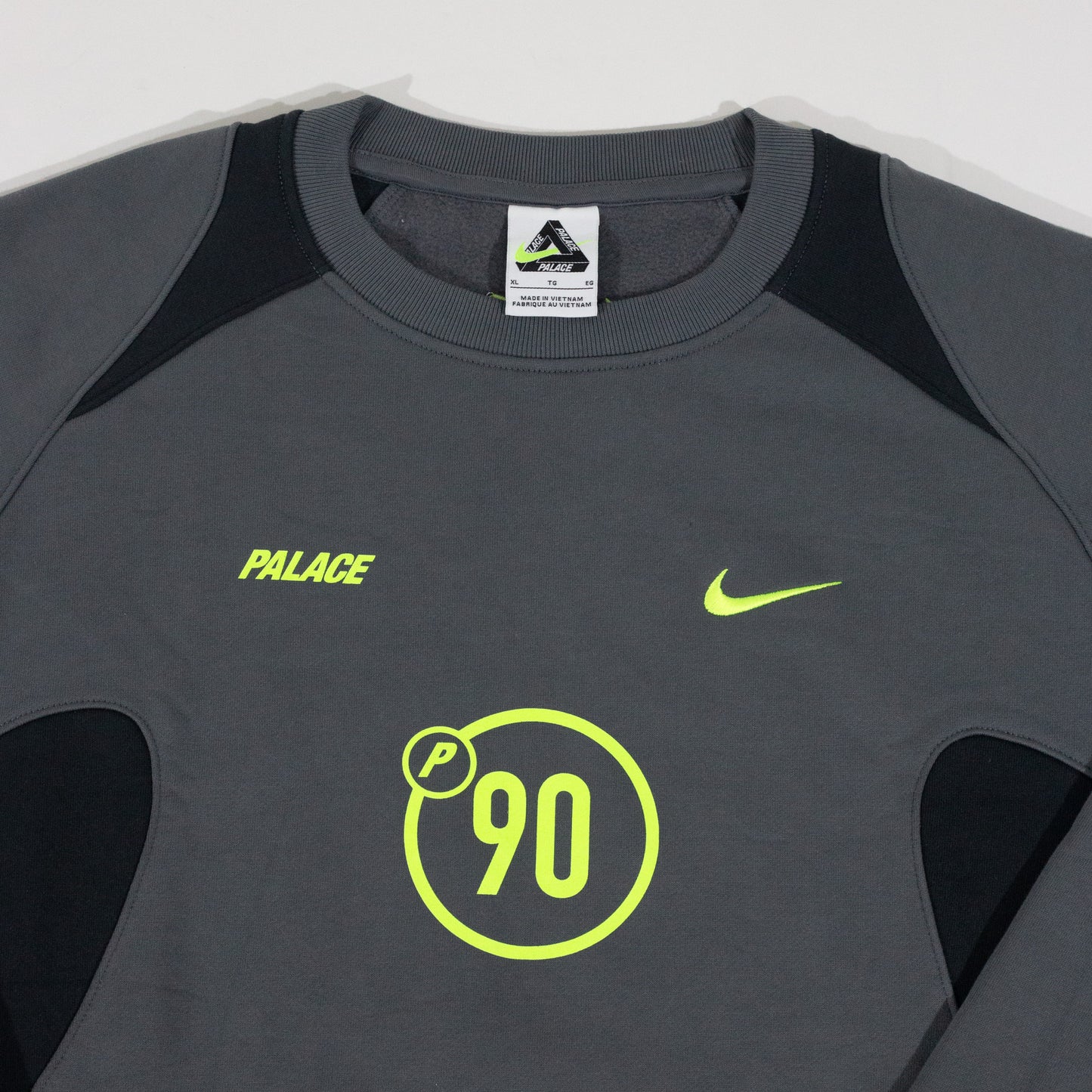Crewneck Palace Skateboards x Nike - Total 90 ‘P90’ Cinza