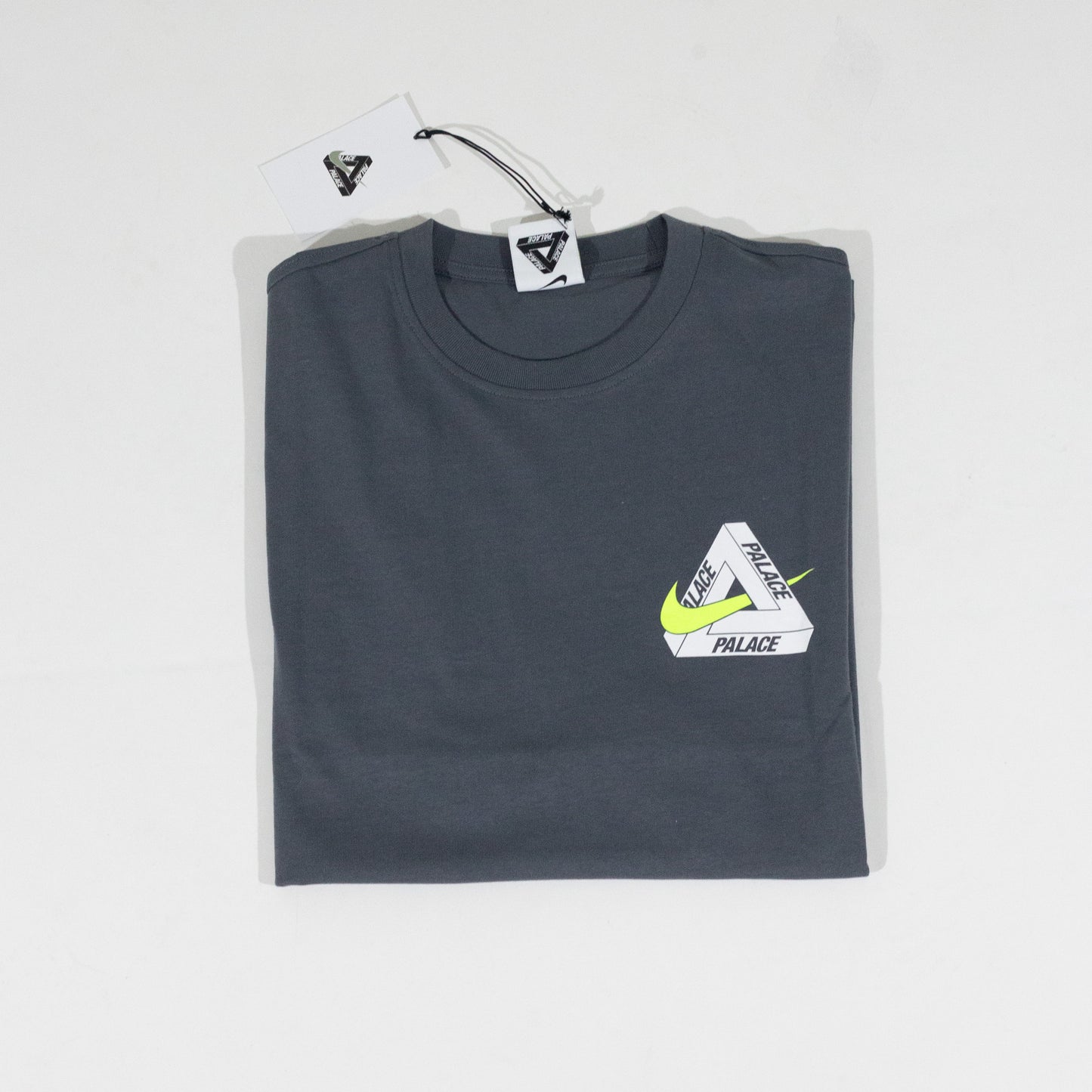Camiseta Palace Skateboards x Nike Charcoal