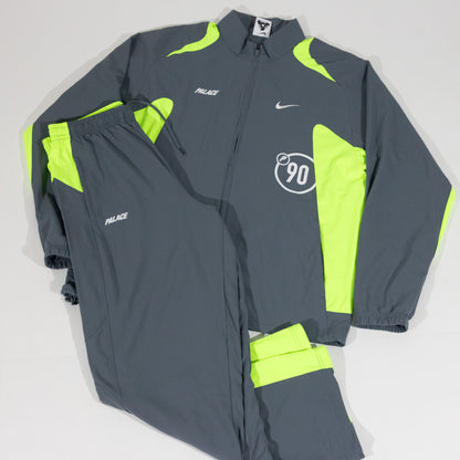 Conjunto Palace Skateboards x Nike - Total 90 ‘P90’ cinza