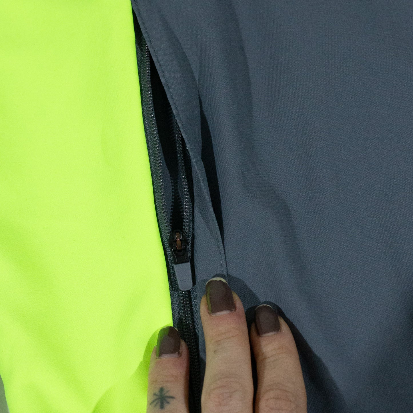 Conjunto Palace Skateboards x Nike - Total 90 ‘P90’ cinza