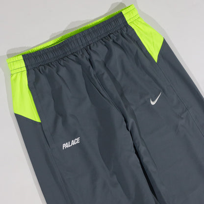 Conjunto Palace Skateboards x Nike - Total 90 ‘P90’ cinza