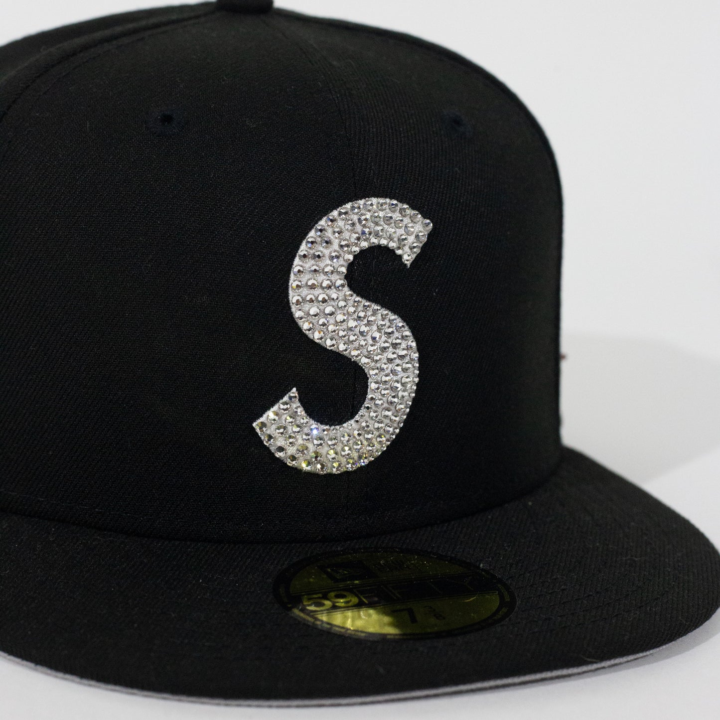 Bone Supreme x Swarovski S Logo New Era Preto 7 3/8