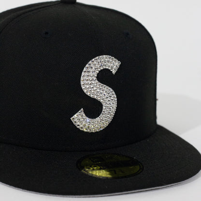 Bone Supreme x Swarovski S Logo New Era Preto 7 3/8