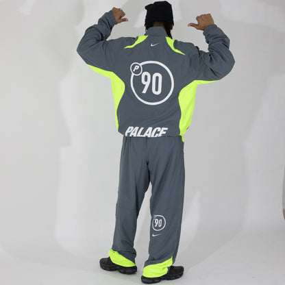 Conjunto Palace Skateboards x Nike - Total 90 ‘P90’ cinza