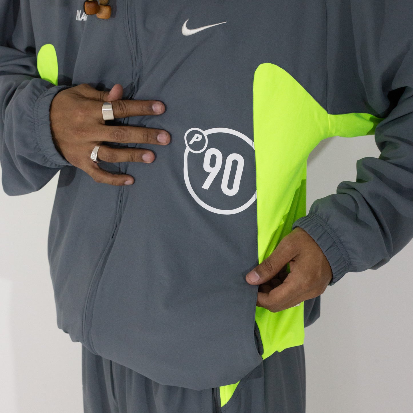 Conjunto Palace Skateboards x Nike - Total 90 ‘P90’ cinza