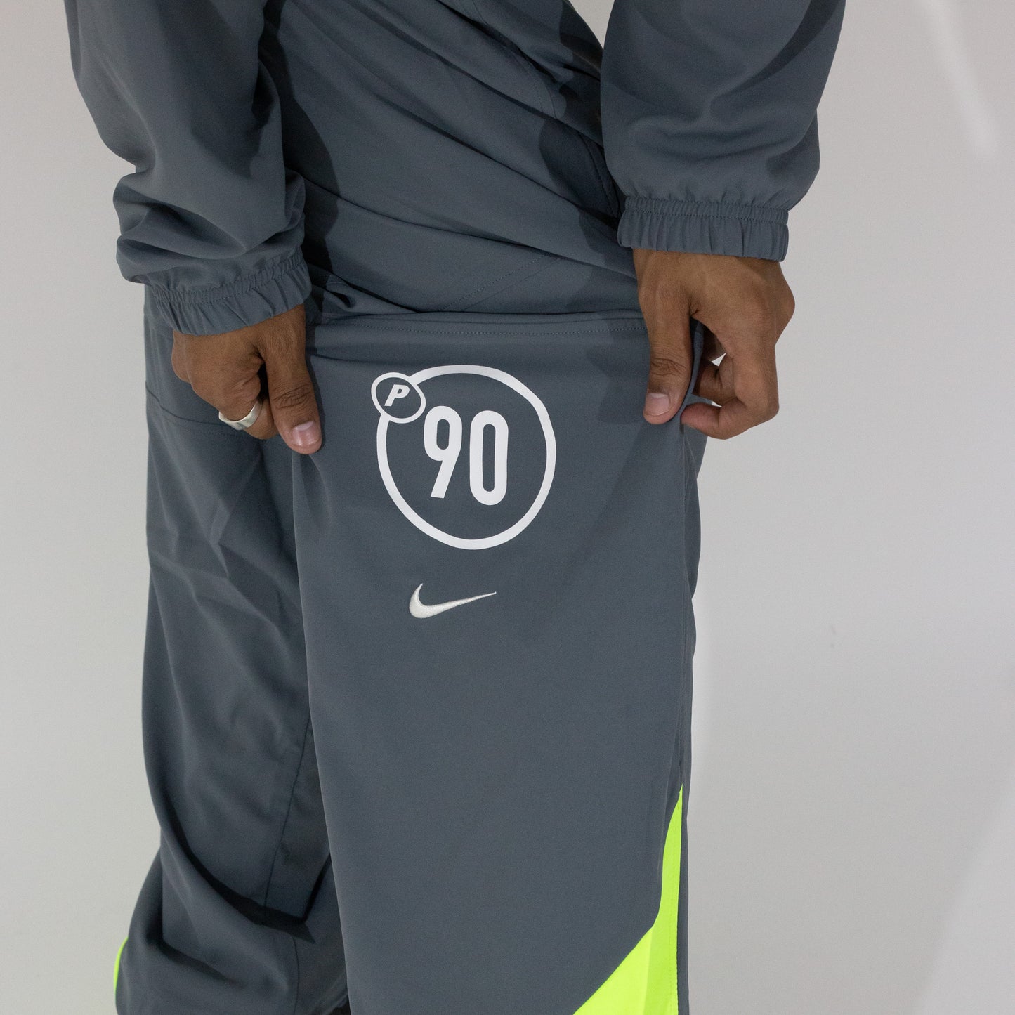 Conjunto Palace Skateboards x Nike - Total 90 ‘P90’ cinza