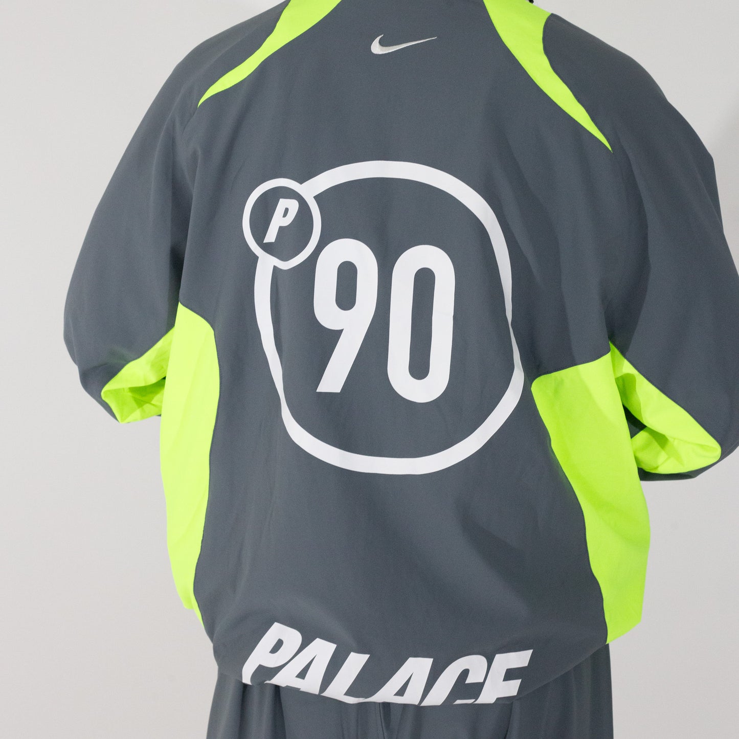 Conjunto Palace Skateboards x Nike - Total 90 ‘P90’ cinza