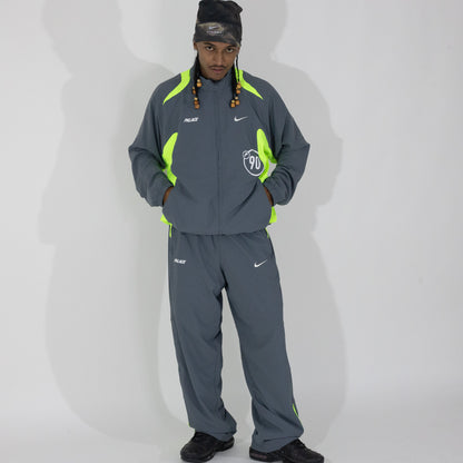 Conjunto Palace Skateboards x Nike - Total 90 ‘P90’ cinza