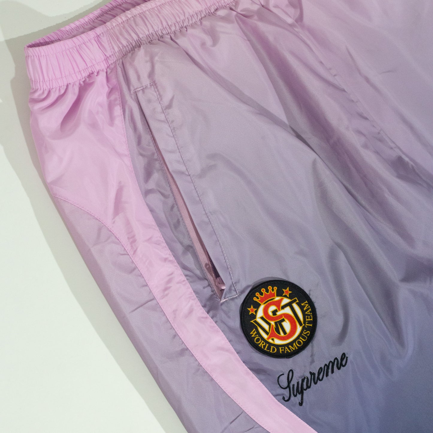 Conjunto Supreme x Umbro Track Gradient Rosa