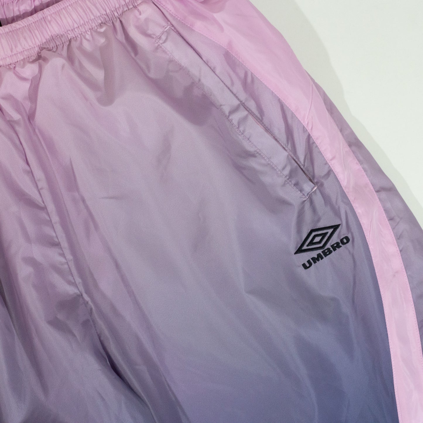 Conjunto Supreme x Umbro Track Gradient Rosa