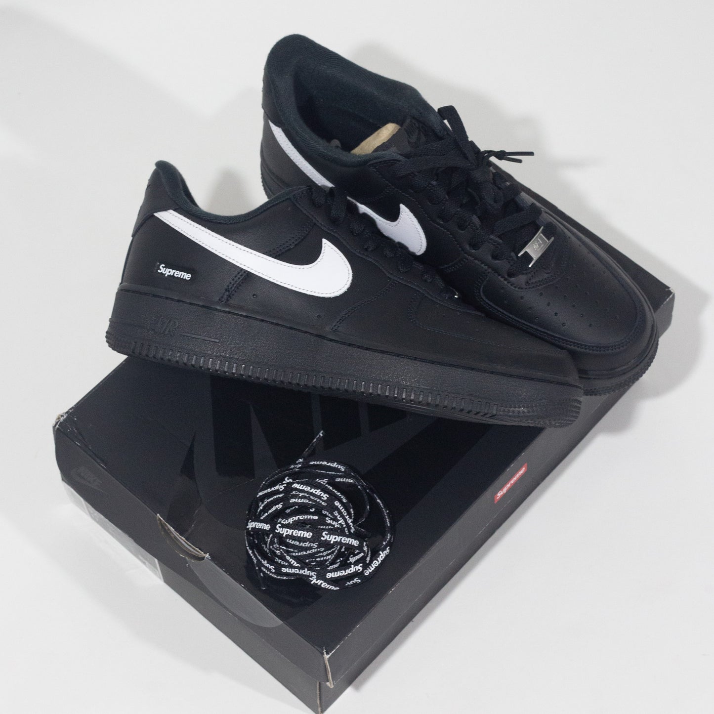 Nike Air Force x Supreme Preto