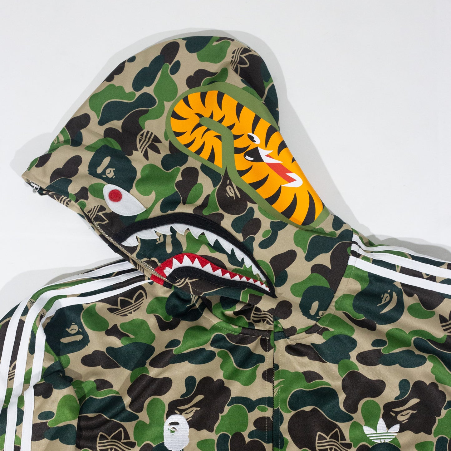 Jaqueta BAPE x Adidas Shark
